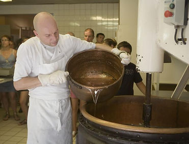 Cuisson nougat avec chaudron en cuivre.j